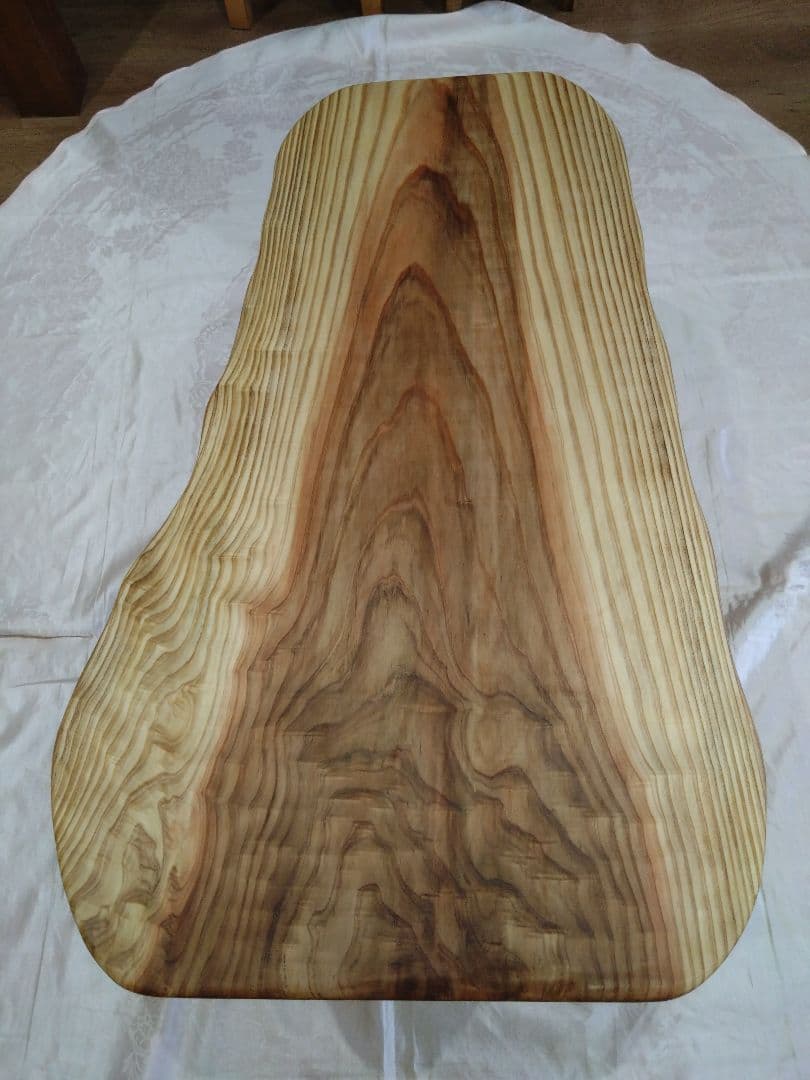 杉の板のローテーブル㉘　杉の自然木のローテーブル　杉の木目が大変綺麗❕脚は檜の木