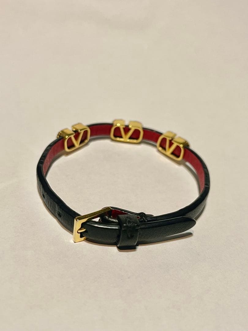 ダブルVモチーフ ブラックレザーブレスレット