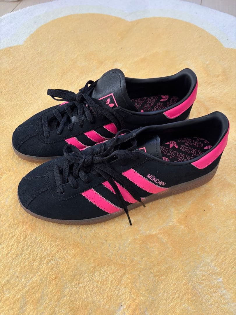 新品未使用 adidas MÜNCHEN ブラック/ピンク スニーカー