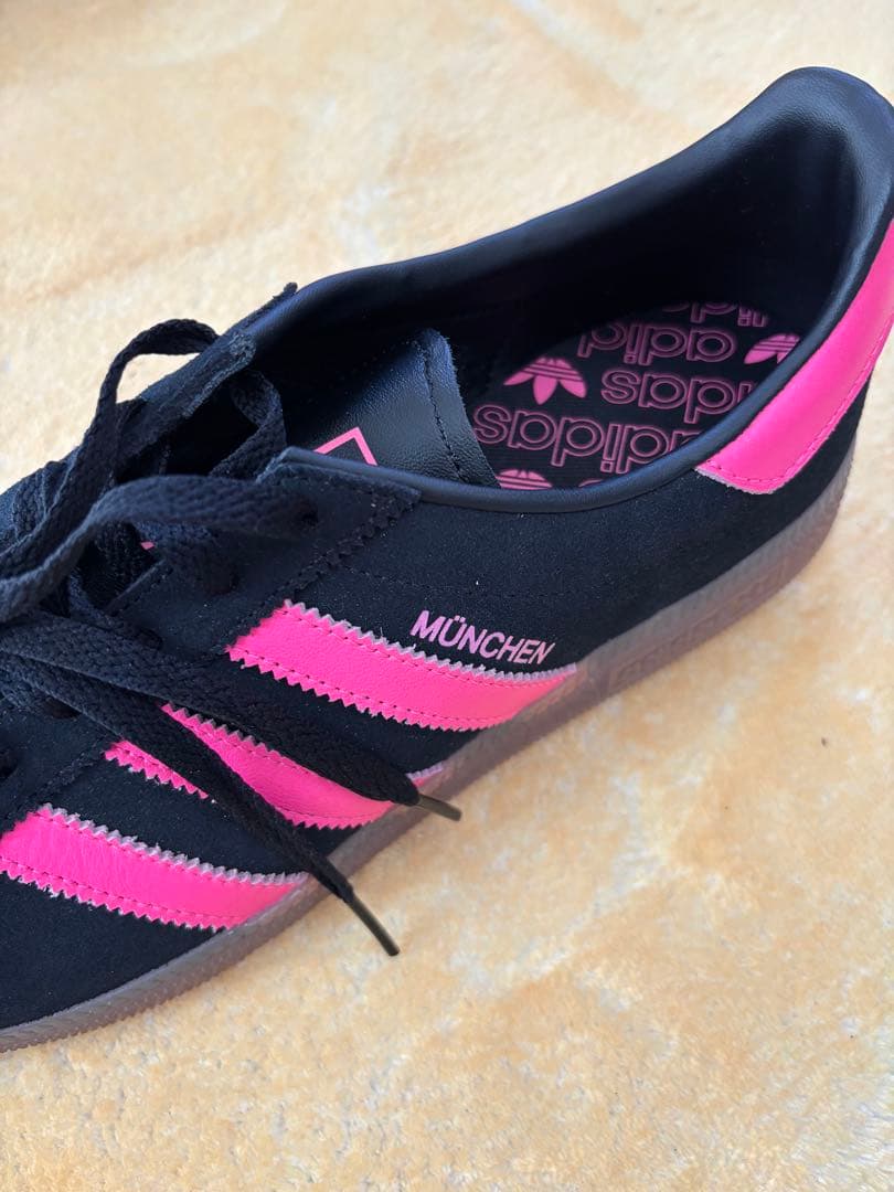 新品未使用 adidas MÜNCHEN ブラック/ピンク スニーカー