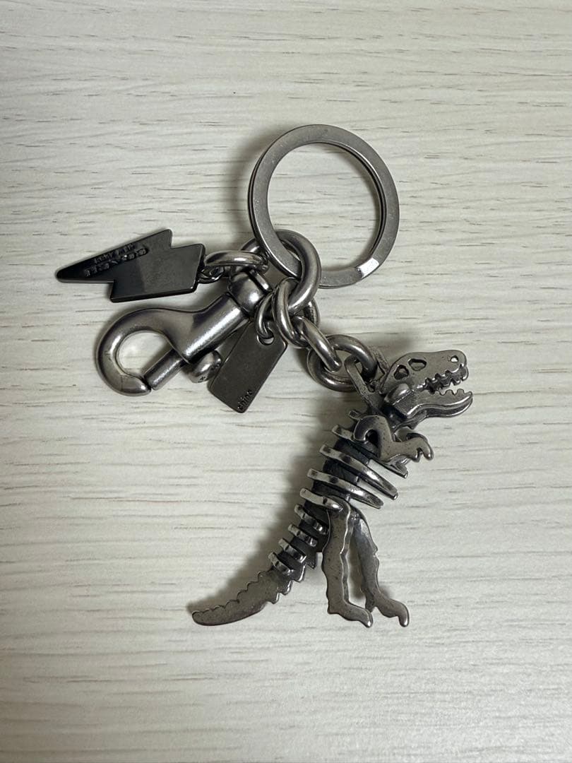 COACH 恐竜モチーフ キーホルダー