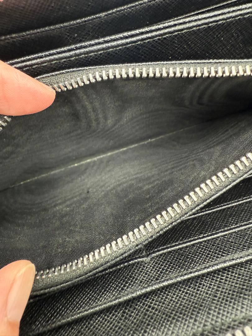 プラダ　サフィアーノ　レザー　ラウンドファスナー　長財布