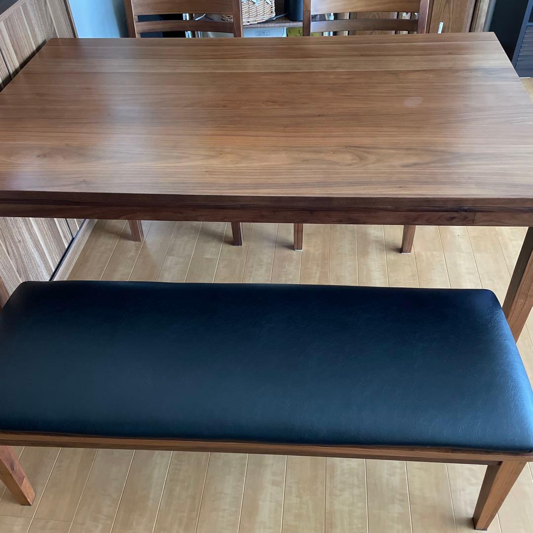 ウォールナット材のダイニングテーブルセット