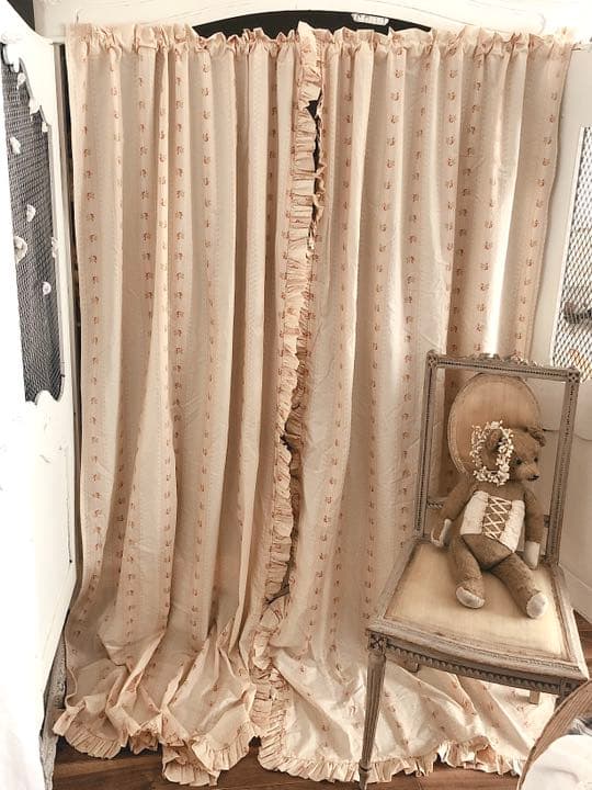 両開き　間仕切りカーテン　フリル　フラワー　淡い花柄