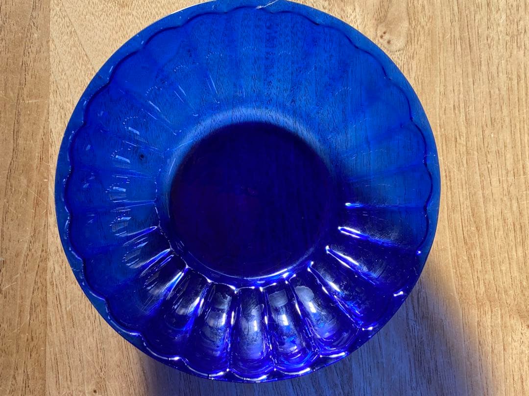 小澄正雄（Masao Kozumi）　型吹き硝子　花弁型瑠璃色bowl