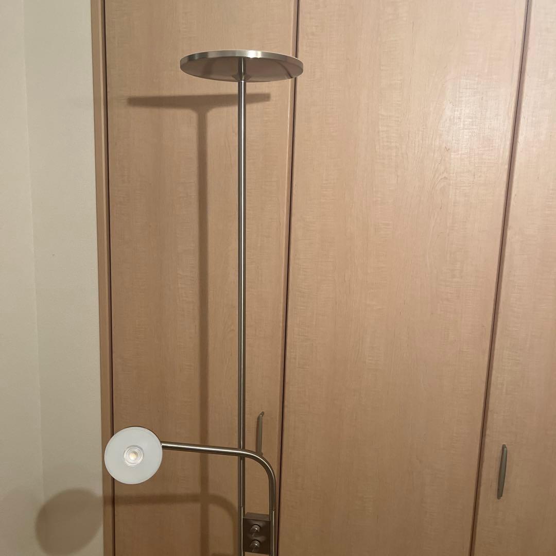 モダンなシルバーのフロアスタンド