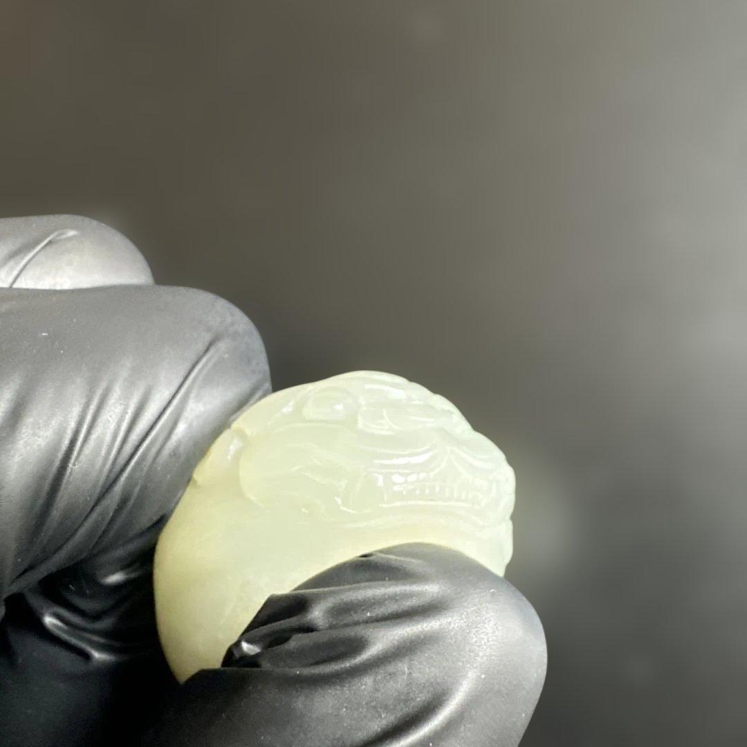 希少和田玉（ホータンギョク）の親指リング精悍な守護獣・貔貅力強く彫刻された一点物