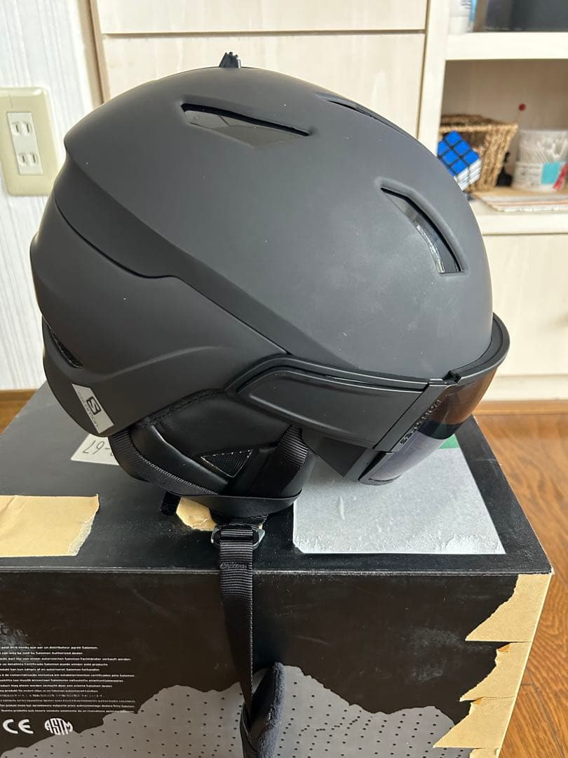 SALOMON スキー・スノーボード　バイザー付ヘルメット　サイズM　箱潰れ有