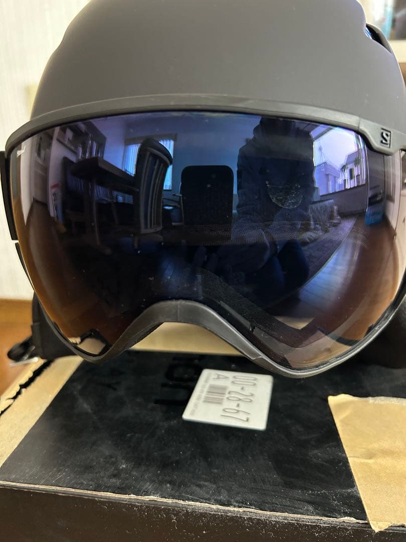 SALOMON スキー・スノーボード　バイザー付ヘルメット　サイズM　箱潰れ有