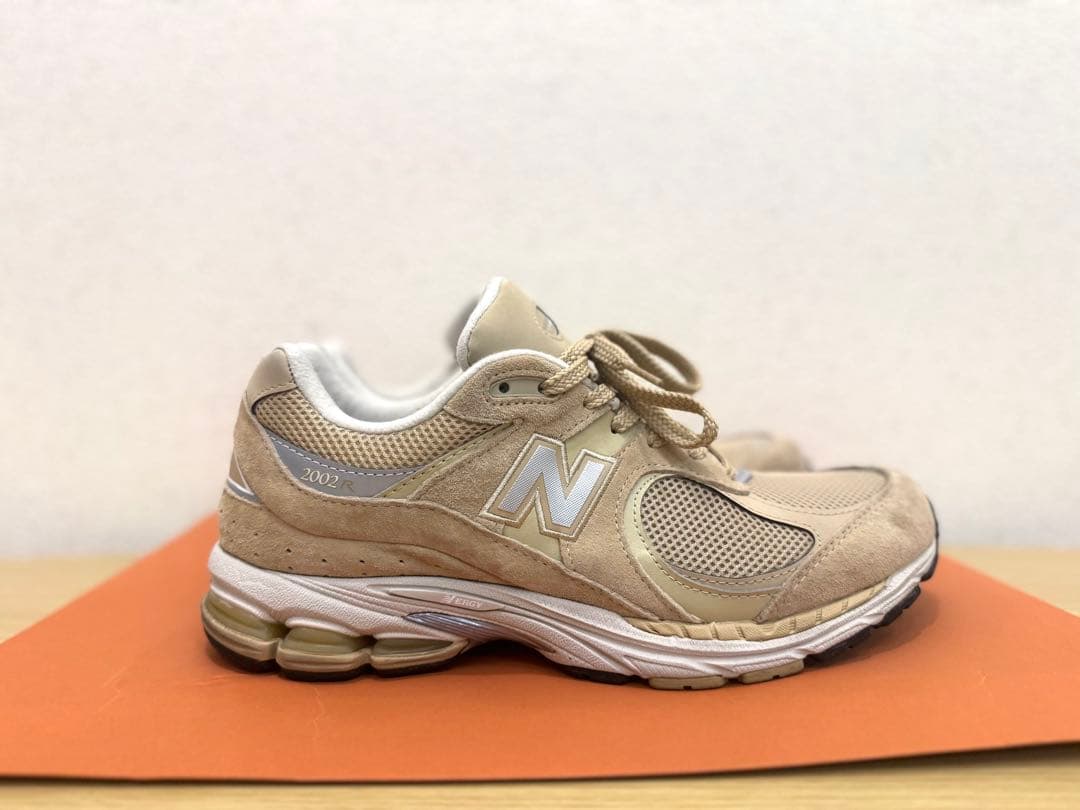 New Balance 2002R ベージュ