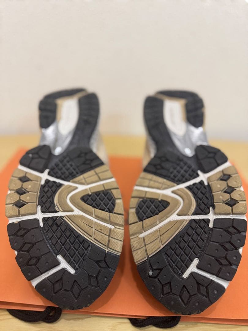 New Balance 2002R ベージュ