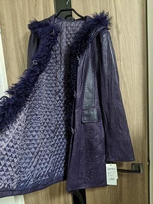 138　新品未使用タグ付き　ラムレザー　羊革　フード付き　中綿　ロングコート