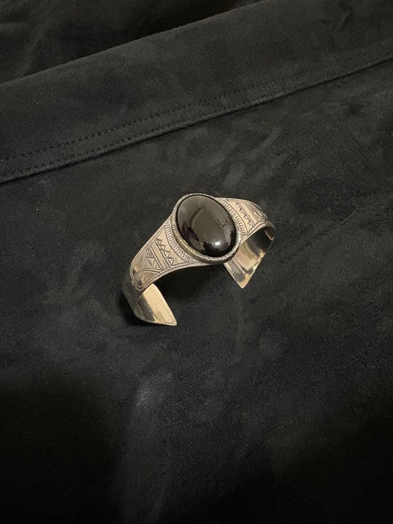 トゥアレグシルバー オニキスバングル