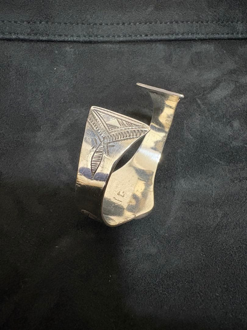 トゥアレグシルバー オニキスバングル