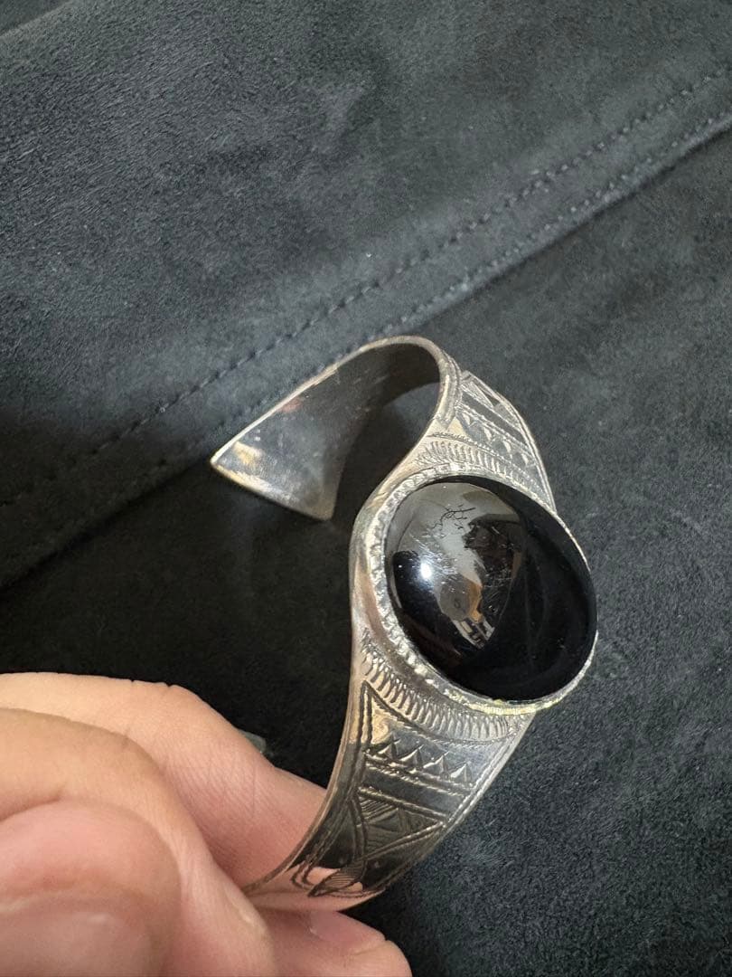 トゥアレグシルバー オニキスバングル