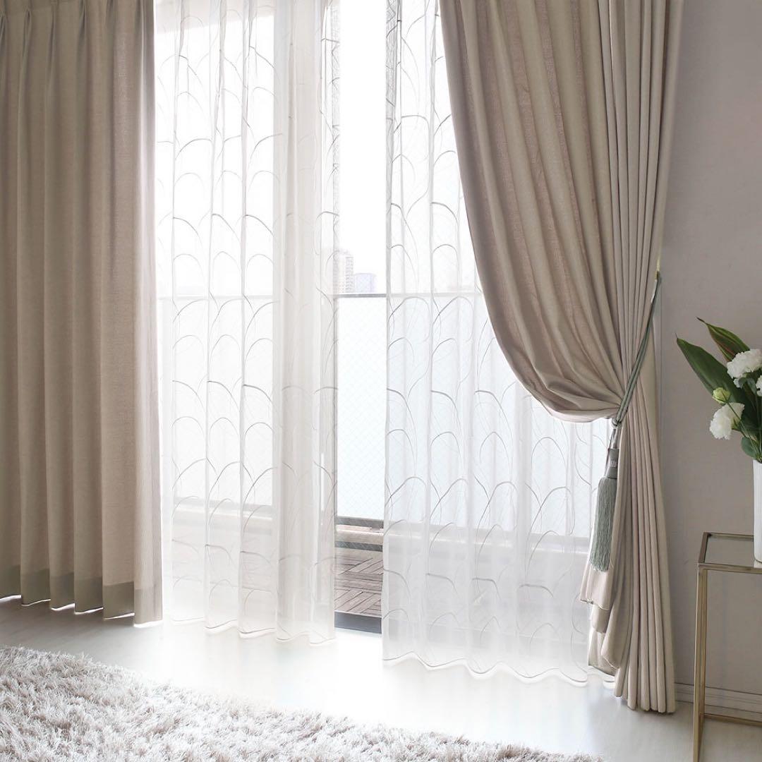 高級感あるダークベージュのドレープカーテン