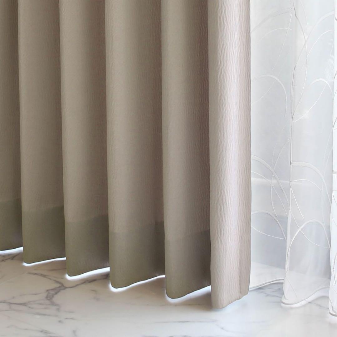 高級感あるダークベージュのドレープカーテン