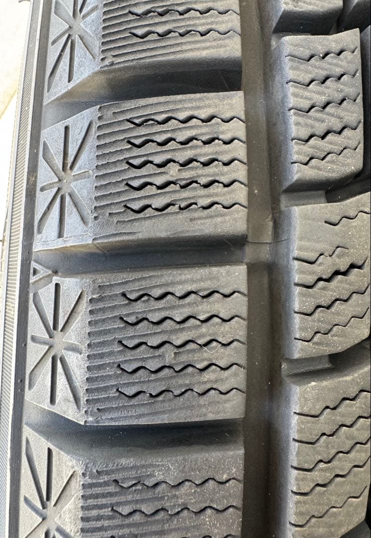 スタッドレスタイヤ　グッドイヤーアイスナビ　215/50R18