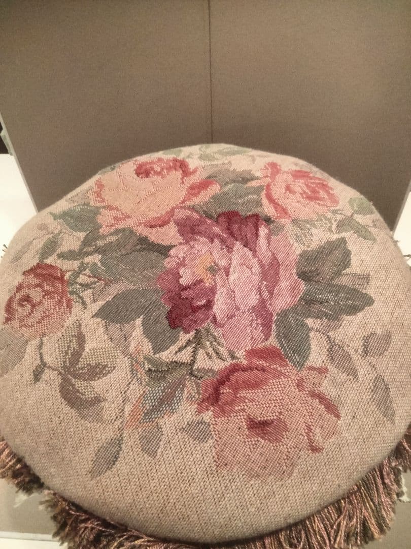 プチポワンの小さい丸椅子　フットスツール 　ビスクドール撮影用など