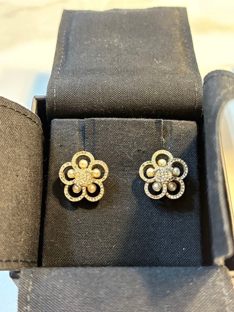 シャネルCHANELカメリア ピアス 新品時147,000円ストーン一部脱落有り