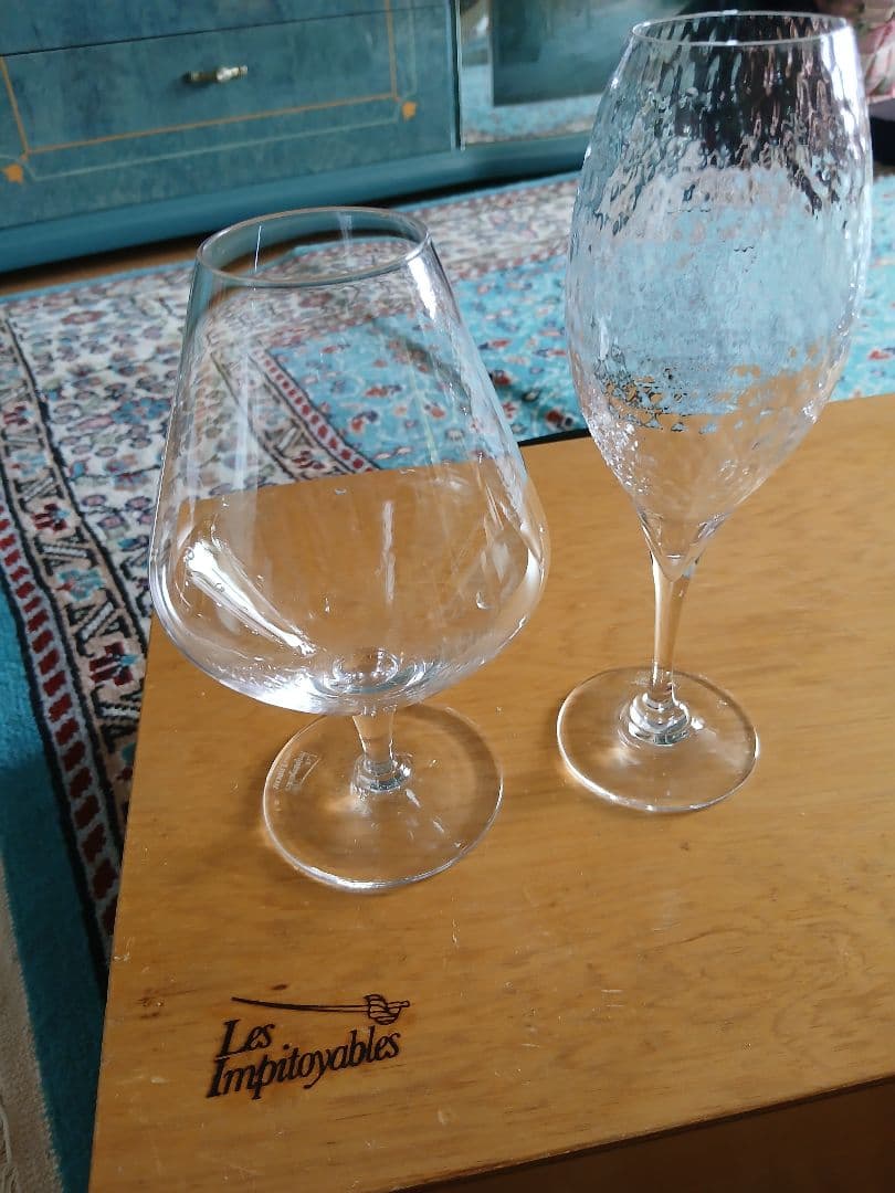 Les Impitoyables ワイングラスとシャンパングラス 2個セット