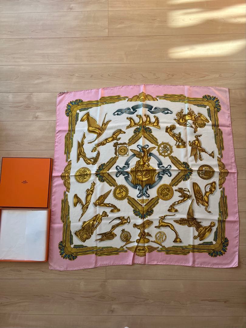 HERMES エルメス カレ90 シルクスカーフ ピンク×ゴールド モチーフ柄