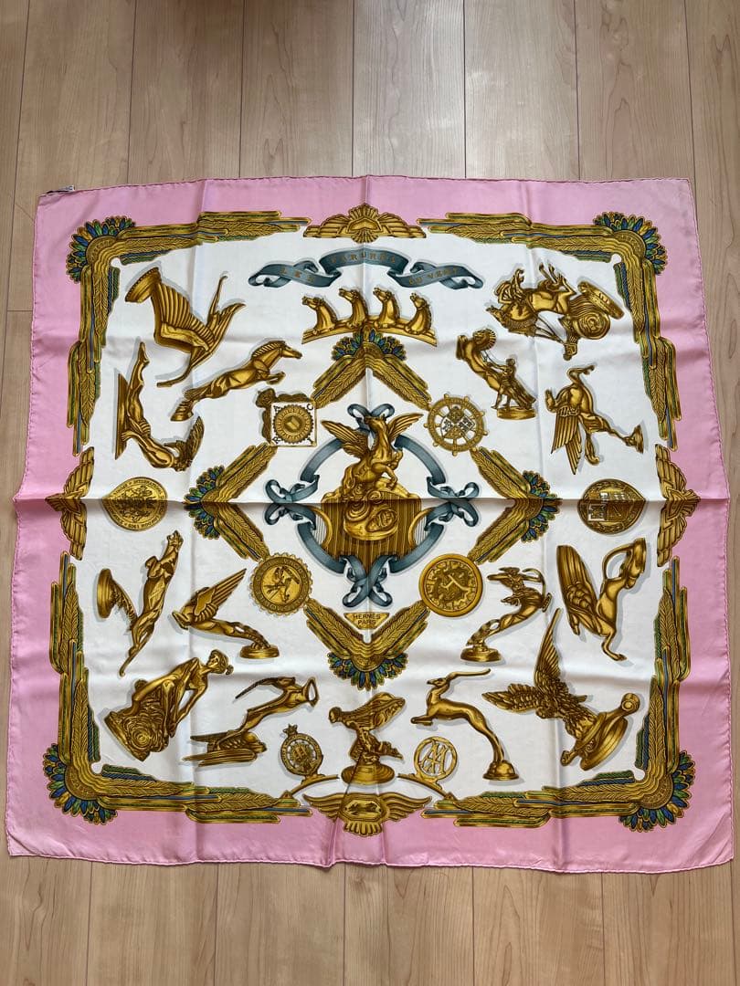 HERMES エルメス カレ90 シルクスカーフ ピンク×ゴールド モチーフ柄