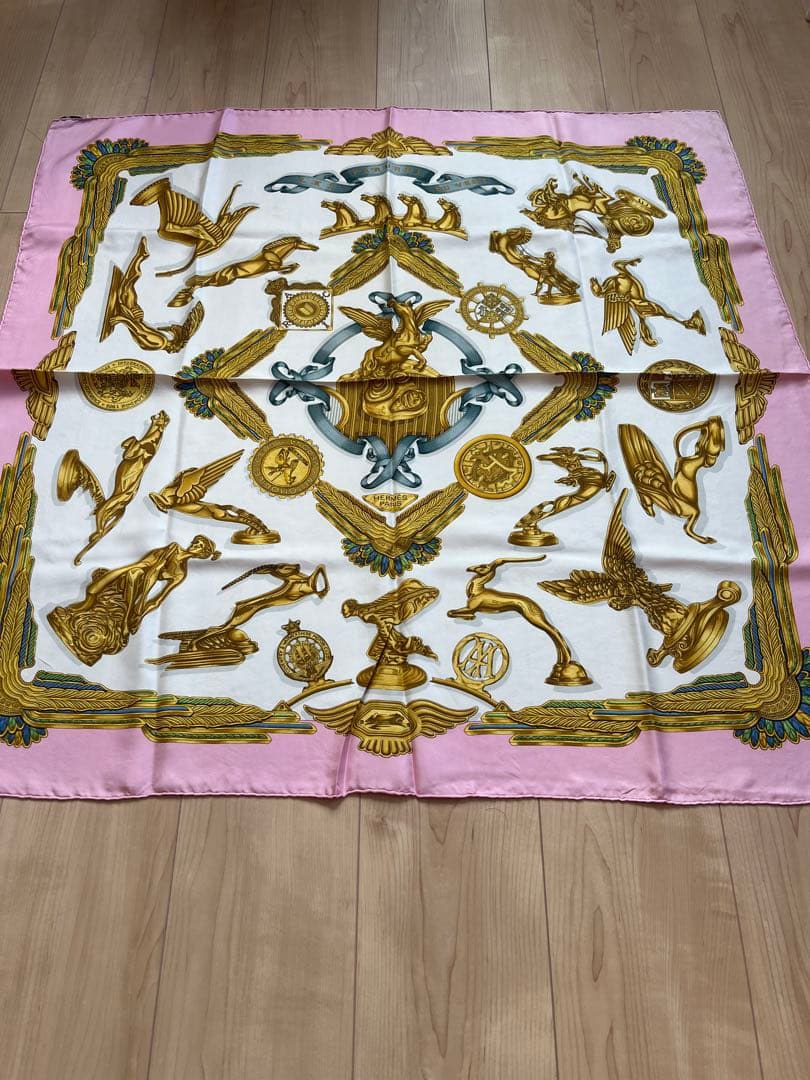 HERMES エルメス カレ90 シルクスカーフ ピンク×ゴールド モチーフ柄