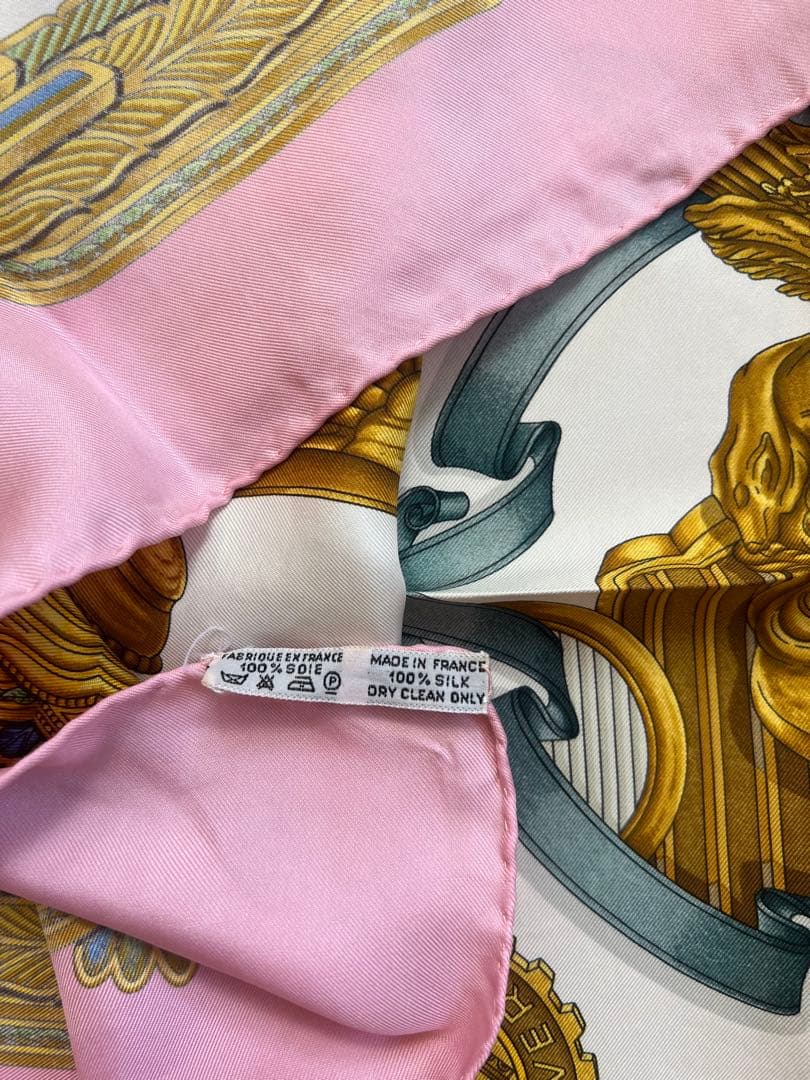 HERMES エルメス カレ90 シルクスカーフ ピンク×ゴールド モチーフ柄