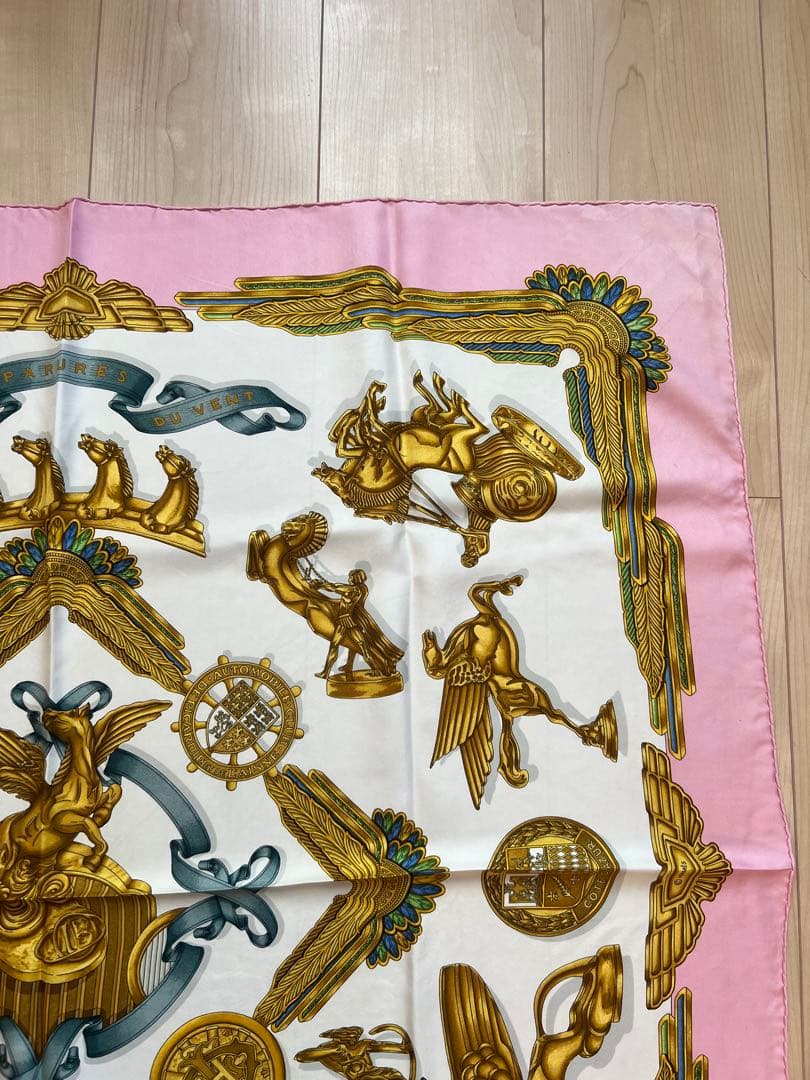 HERMES エルメス カレ90 シルクスカーフ ピンク×ゴールド モチーフ柄