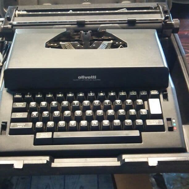 アンティーク❗オリベッティー  タイプライター。