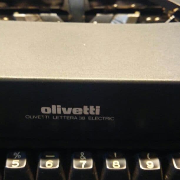 アンティーク❗オリベッティー  タイプライター。