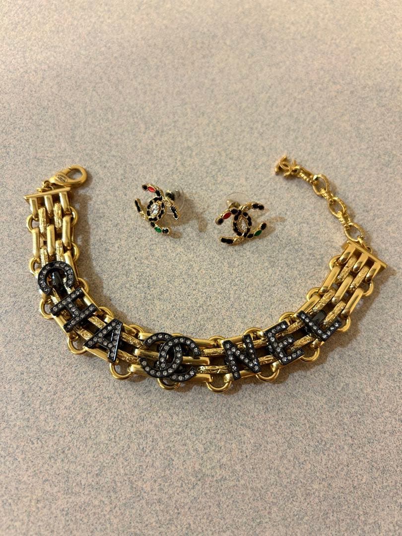 CHANEL ロゴ入りブレスレットとピアスセット