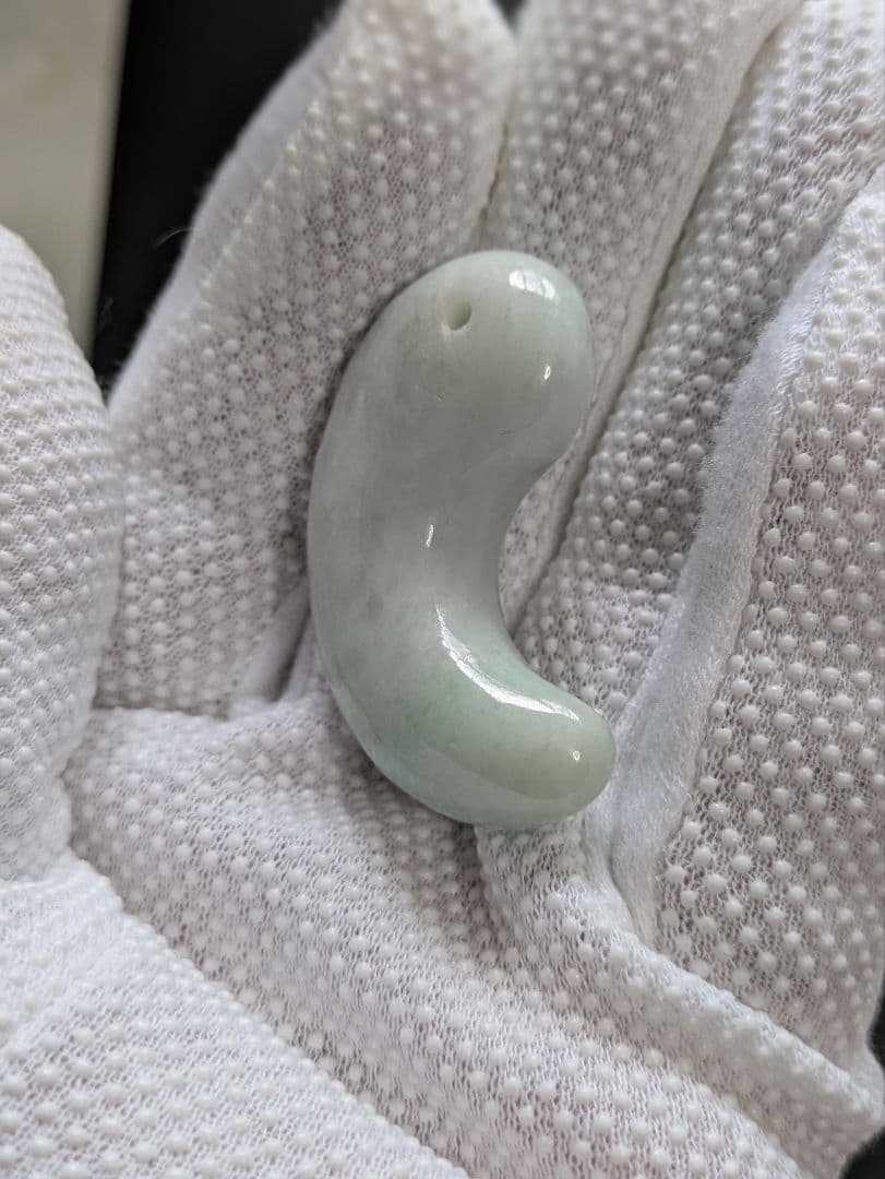 天然石 【翡翠　ヒスイ】の 超ビッグサイズ【勾玉　マガタマ】です。