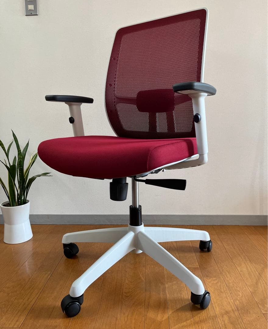 ◆未使用品◆ PLUS BJ チェア　レッド　高機能メッシュチェア　モダン