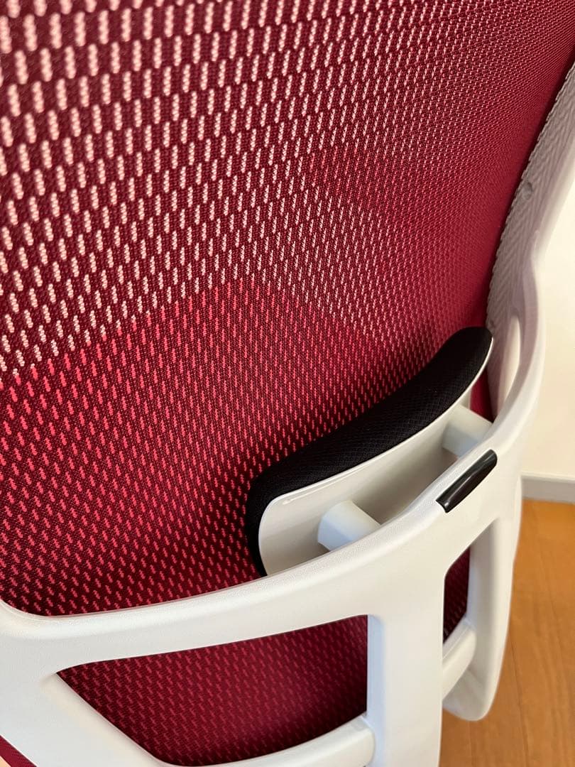 ◆未使用品◆ PLUS BJ チェア　レッド　高機能メッシュチェア　モダン