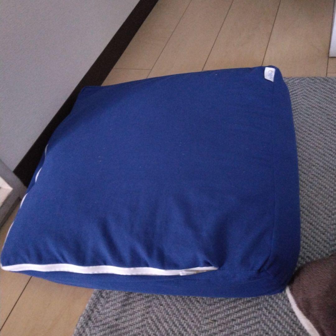 青い正方形の座布団