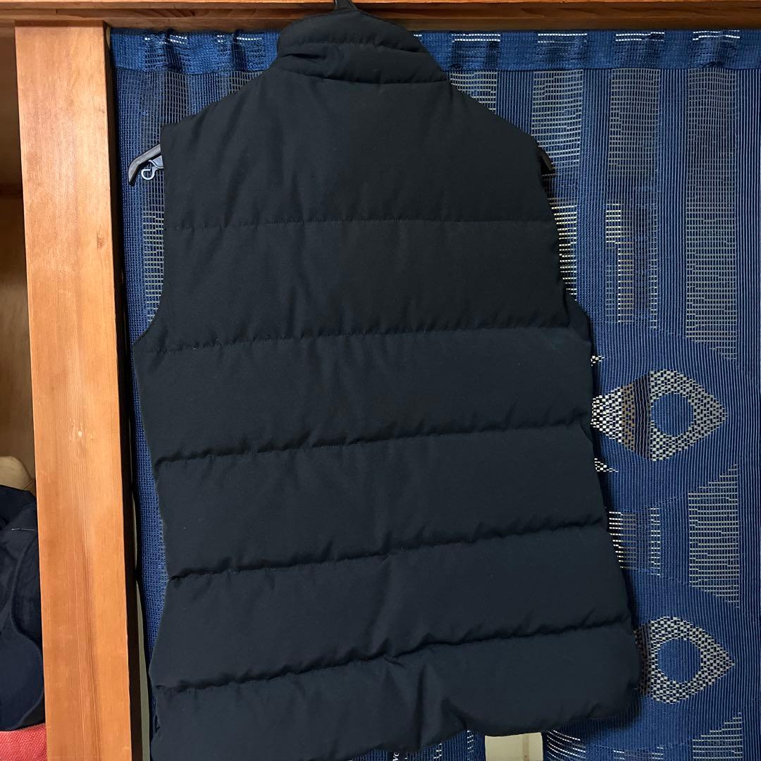 ダウンベスト 黒 ノースリーブ ロゴパッチ