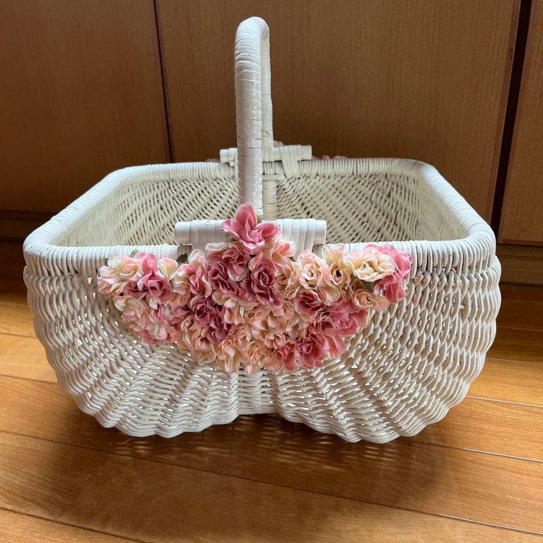 花飾り付きバスケット　白　ホワイト　 小物入れ　ラタン　収納 カゴ