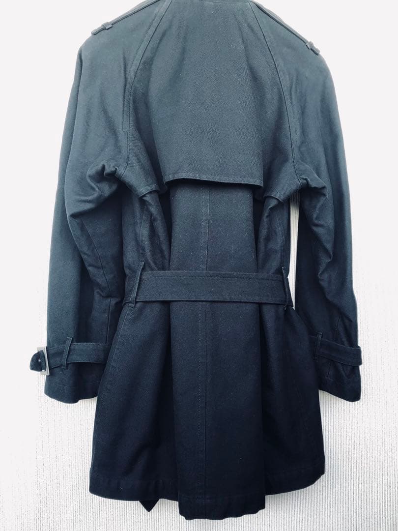 サンローランの黒トレンチコートです