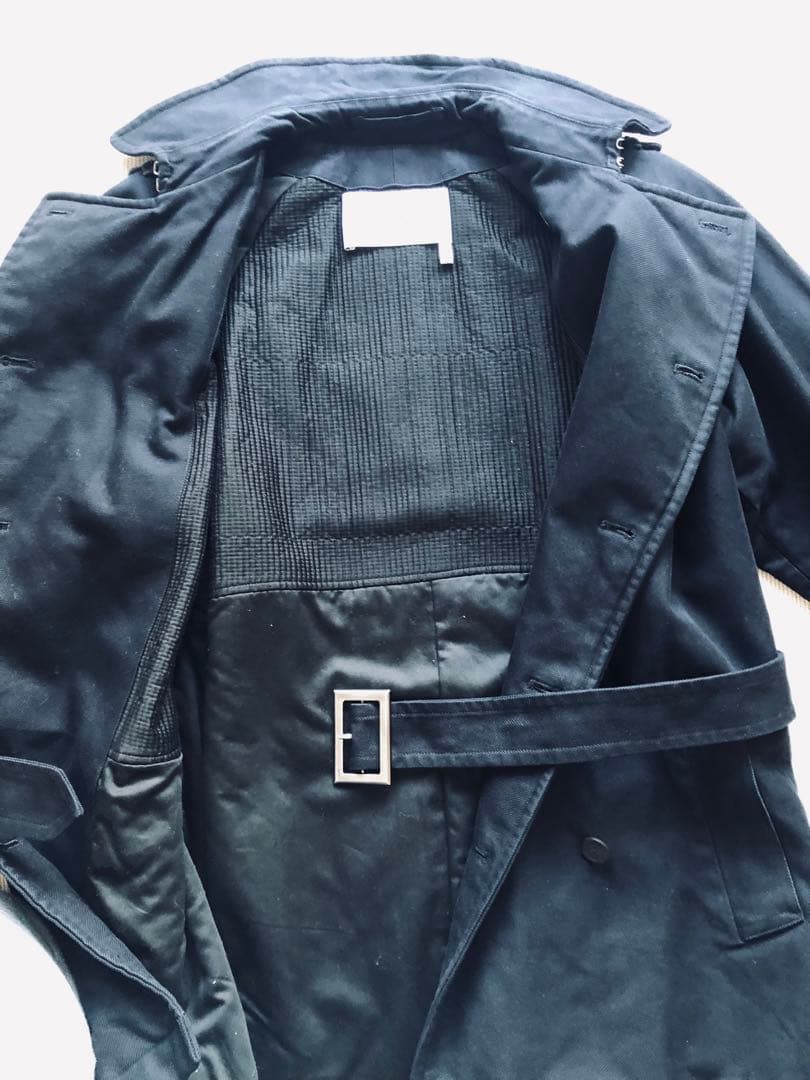 サンローランの黒トレンチコートです