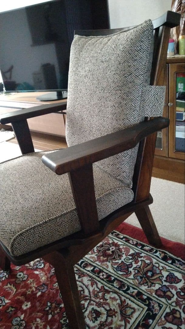 ウィドウスタイルの回転アームチェア