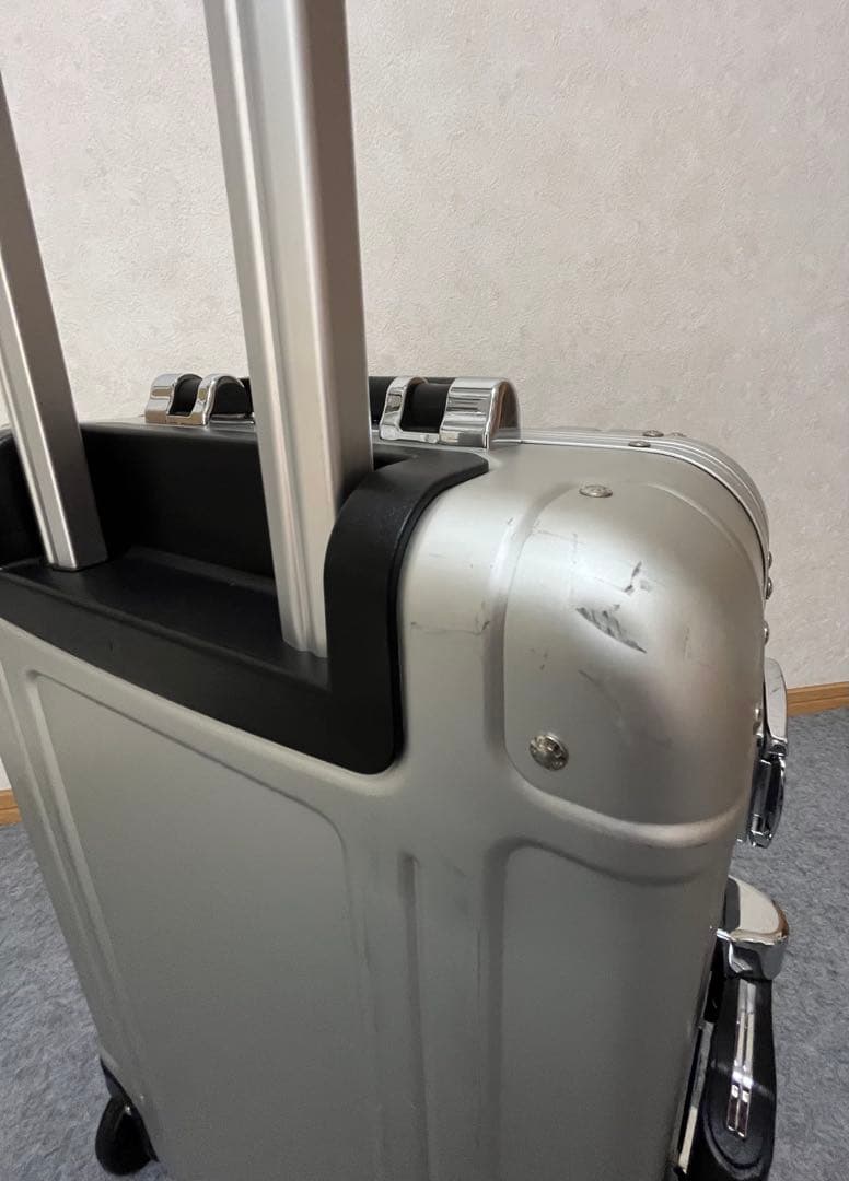 最終値下げ！ゼロハリバートン機内持込可能31L 2輪アルミスーツケースシルバー