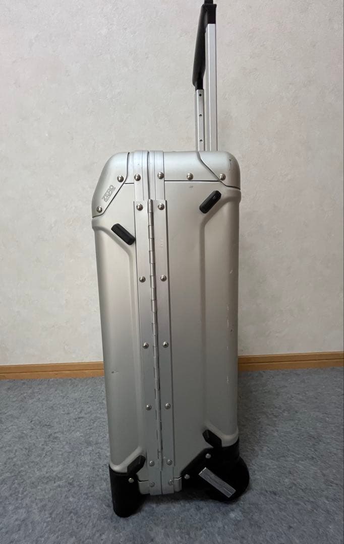 最終値下げ！ゼロハリバートン機内持込可能31L 2輪アルミスーツケースシルバー