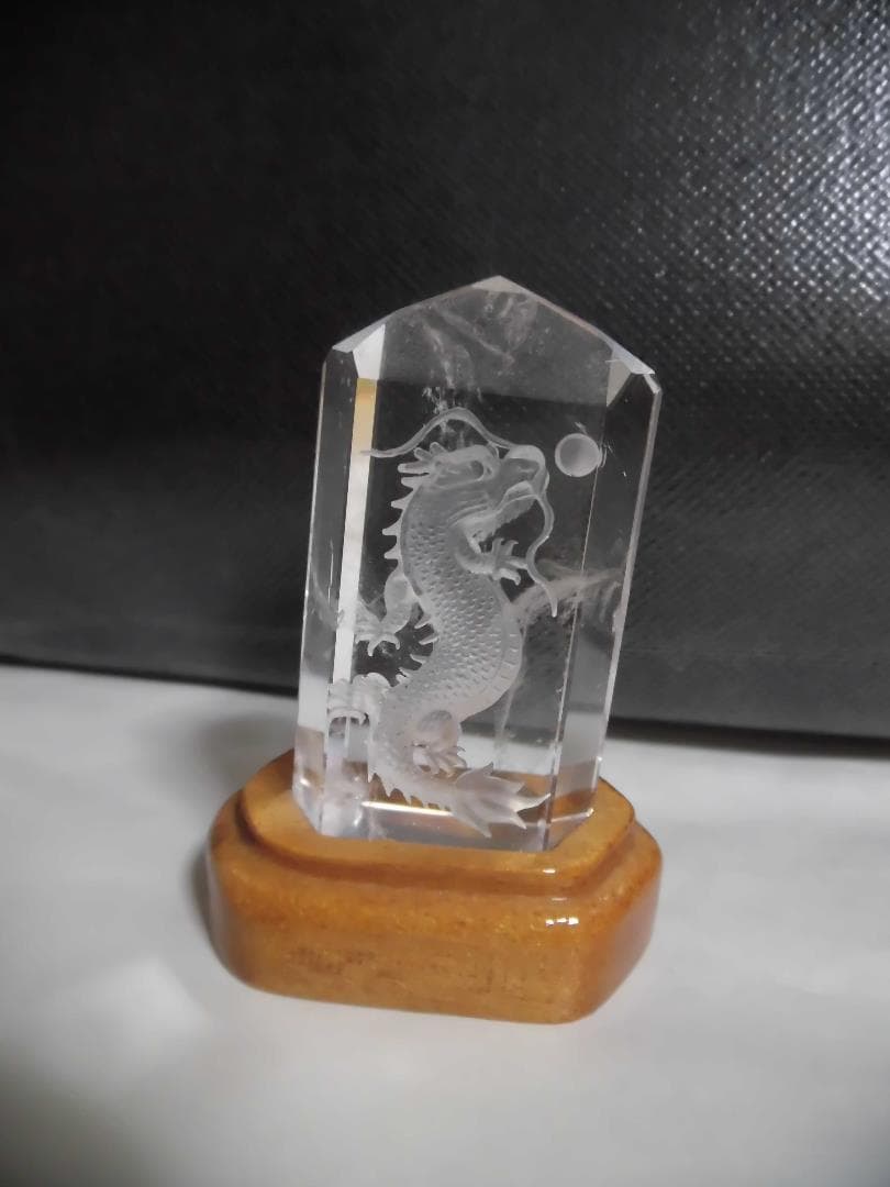 水晶　龍の彫刻入り