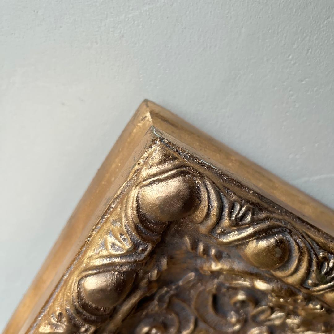 装飾的な金色の壁掛け鏡　アンティーク　ウォール　ミラー　金色