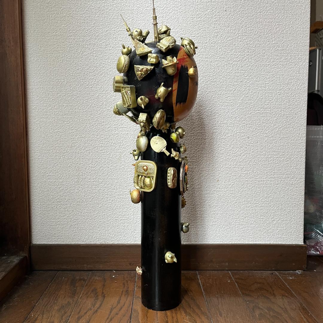 ゴールドの都会のこけし