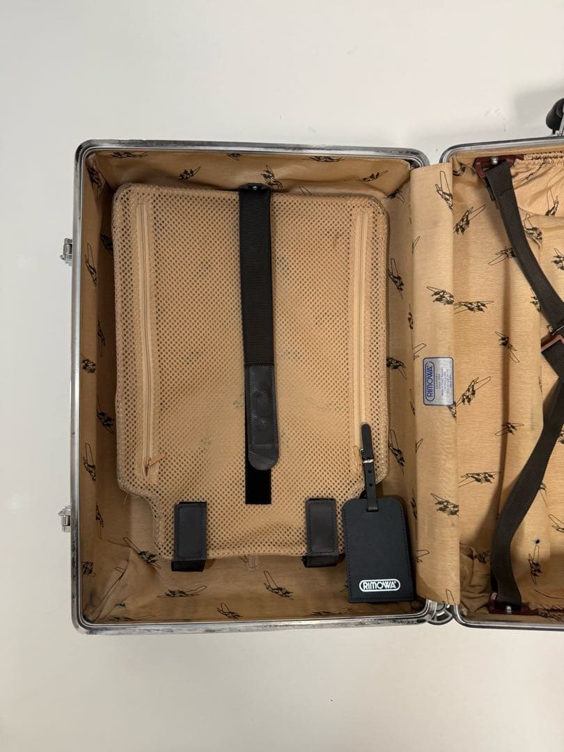 リモワ クラシックフライト 35L シルバー 4輪