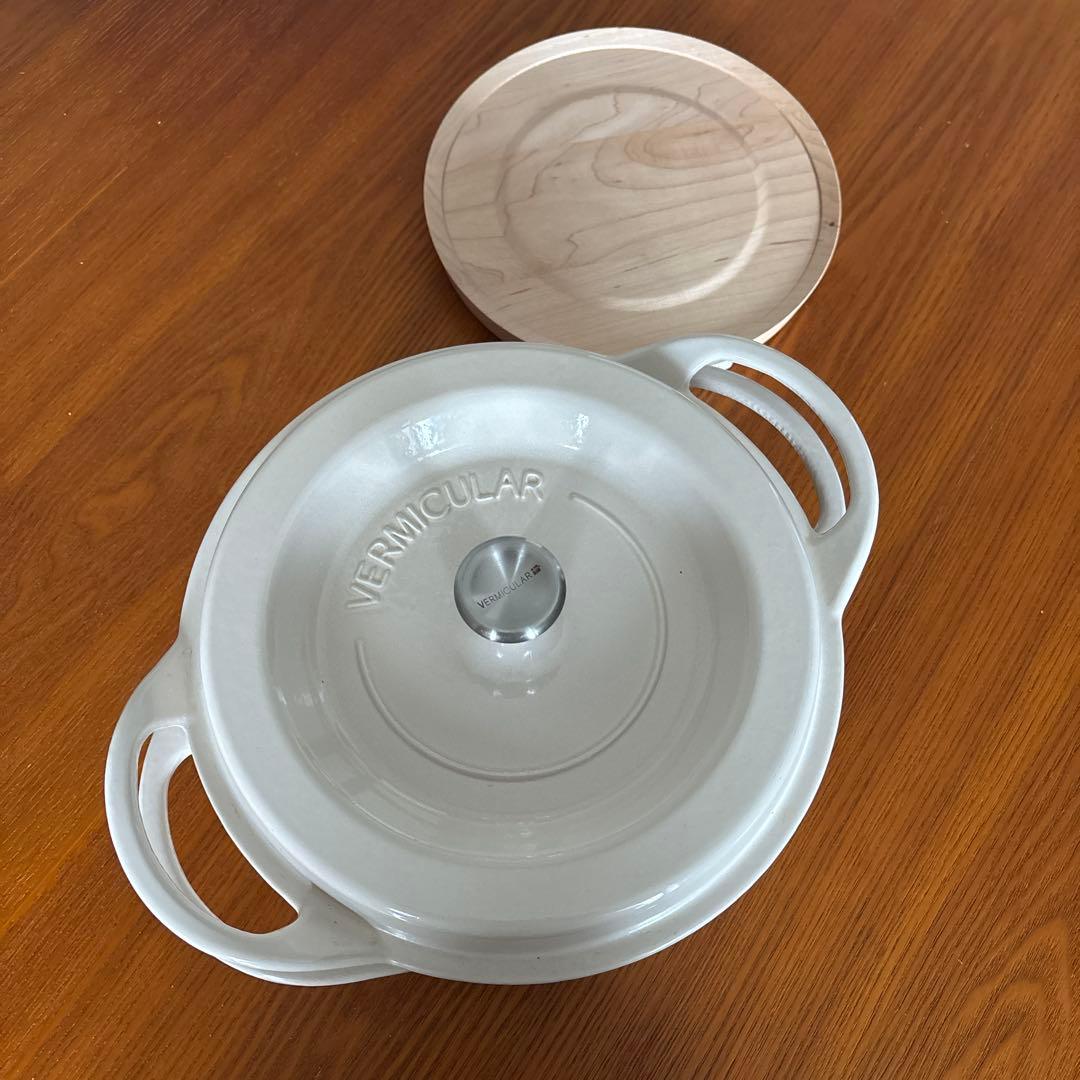 ク*ア様 VERMICULAR バーミキュラ22cm クリーム色＆マグネットトリ