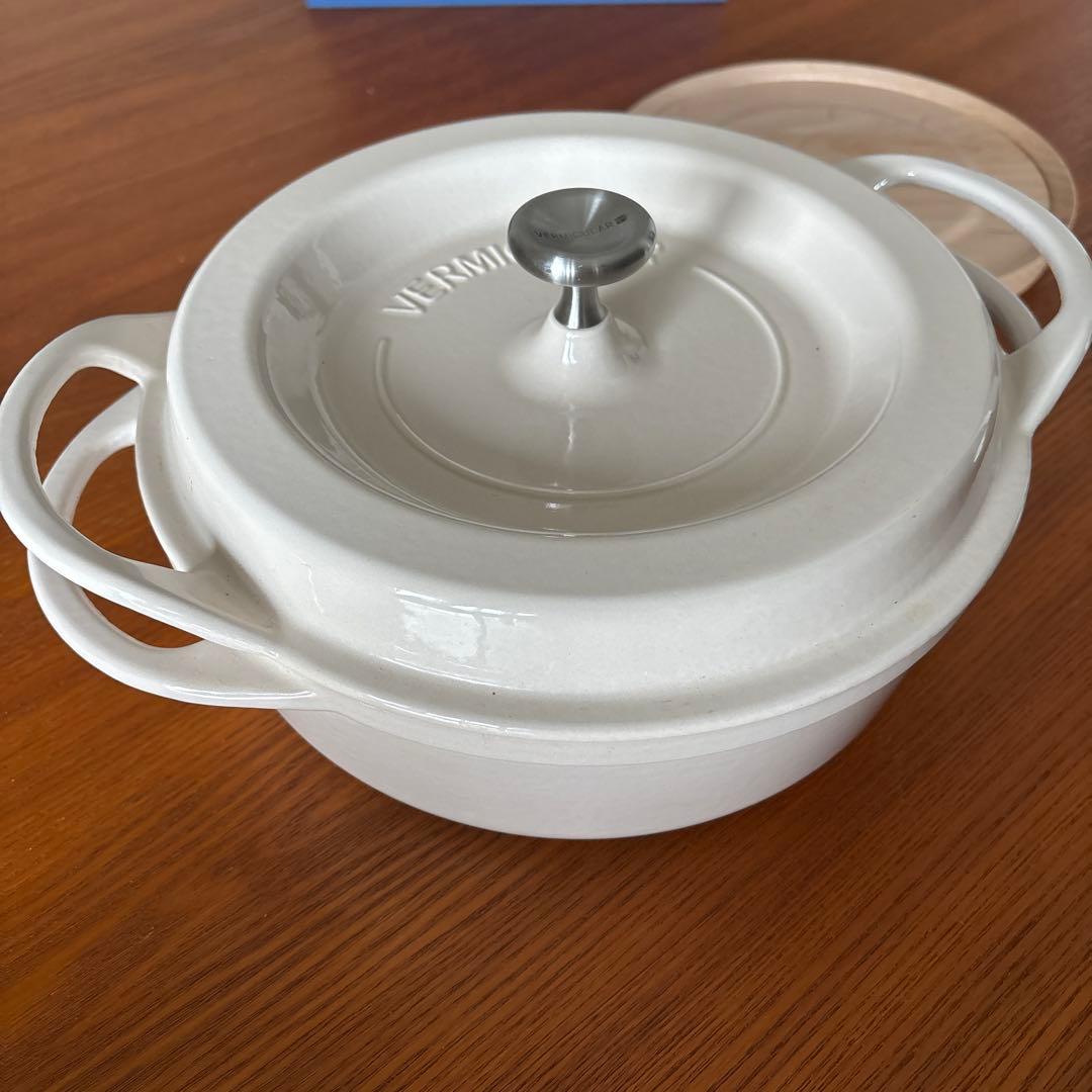 ク*ア様 VERMICULAR バーミキュラ22cm クリーム色＆マグネットトリ